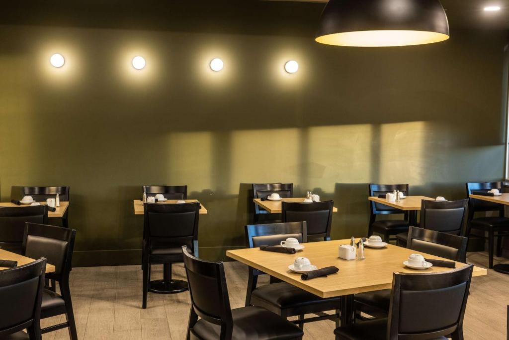 Restaurace v ubytování DoubleTree by Hilton Calgary North
