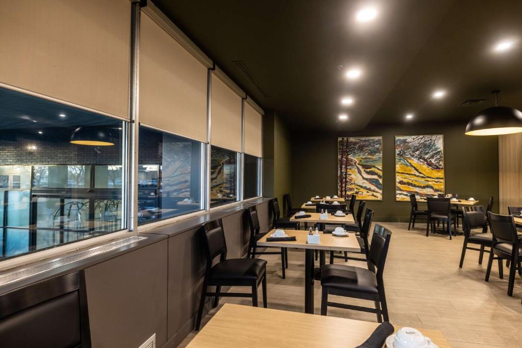 Restaurace v ubytování DoubleTree by Hilton Calgary North