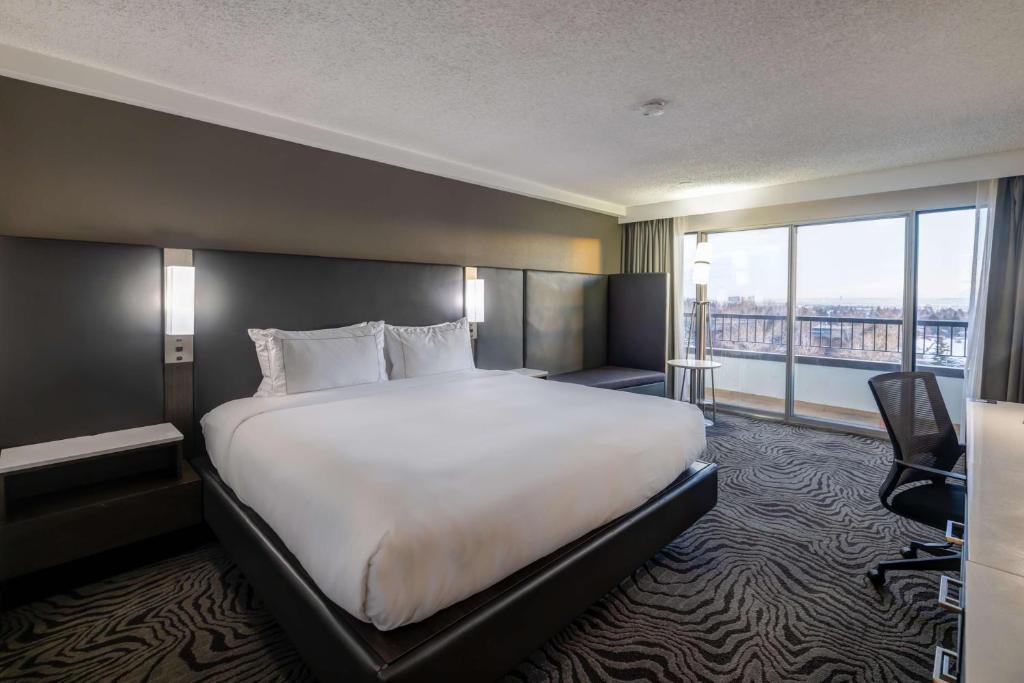 Postel nebo postele na pokoji v ubytování DoubleTree by Hilton Calgary North