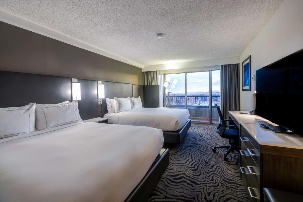 Postel nebo postele na pokoji v ubytování DoubleTree by Hilton Calgary North