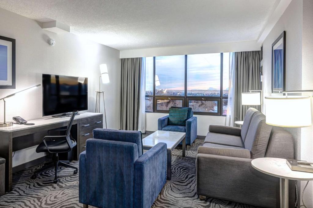 TV a/nebo společenská místnost v ubytování DoubleTree by Hilton Calgary North