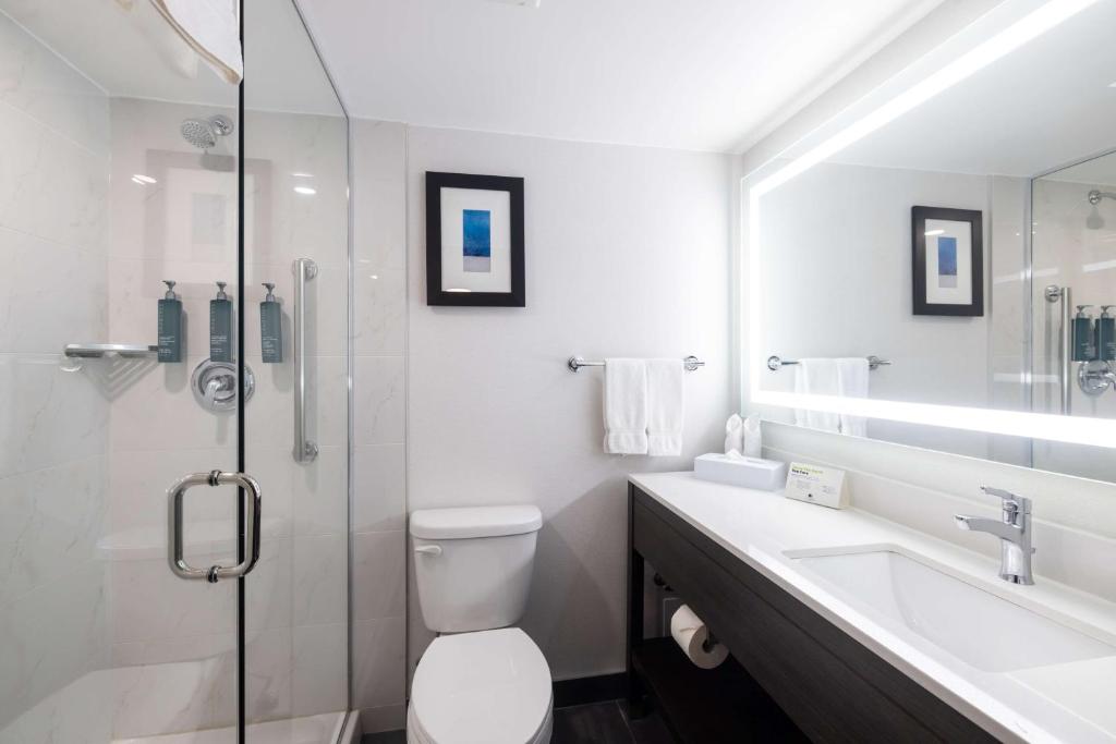 Koupelna v ubytování DoubleTree by Hilton Calgary North