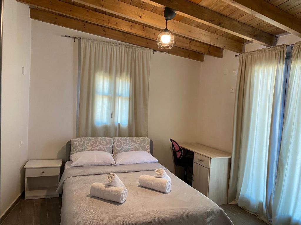 1 dormitorio con 1 cama con 2 toallas en Traditional Katafiki home en Kithnos