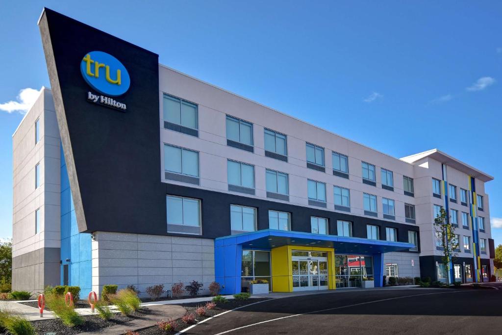 an office building with a ups sign on it at Tru By Hilton Concord, Nh in Concord