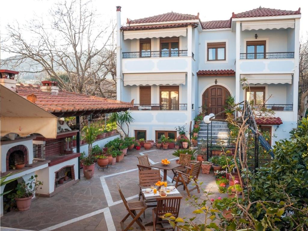 Casa con patio con mesa y sillas en studio nufaro en Mitilene