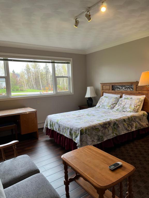 1 dormitorio con cama, mesa y sofá en Xinglin house, en Charlottetown