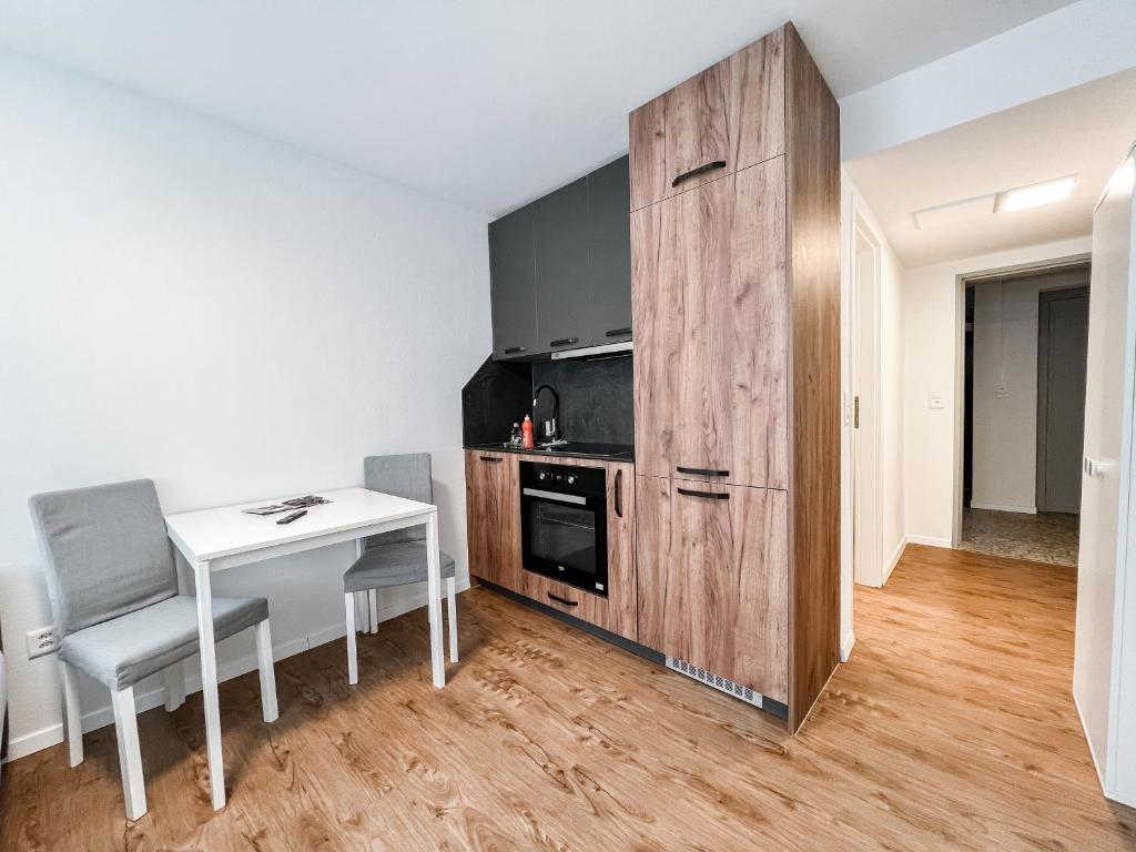Kuchyň nebo kuchyňský kout v ubytování Kuscheliges Nest für zwei: Günstiges Studio in den Schweizer Alpen