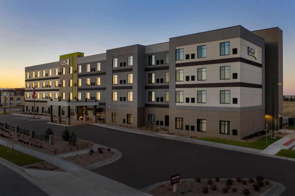 un rendimiento de un edificio en Home2 Suites By Hilton Denver Northfield, en Denver