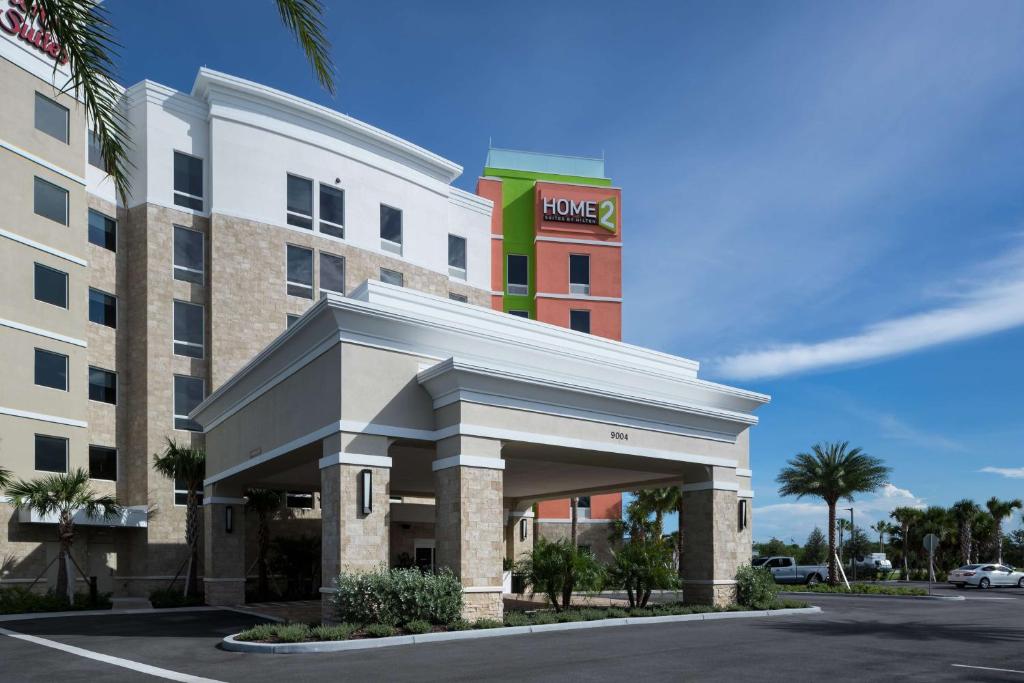 una representación de un hotel con aparcamiento en Home2 Suites By Hilton Cape Canaveral Cruise Port en Cape Canaveral