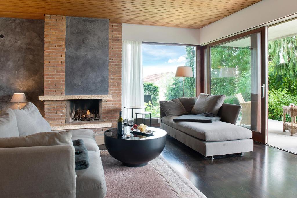 a living room with a couch and a fireplace at Domicile Relax in Salem
