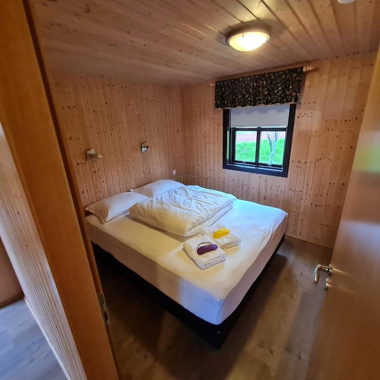 Rúm í herbergi á Minniborgir Cabins
