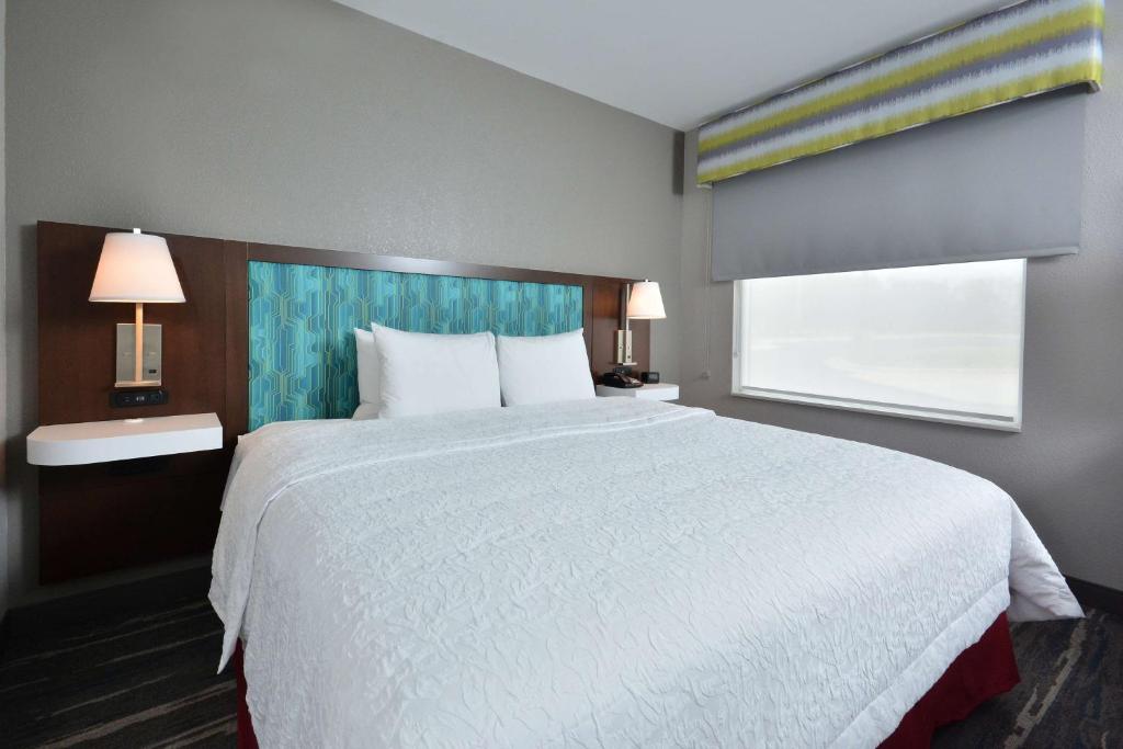 Hampton Inn & Suites Charlotte North I 485 photo