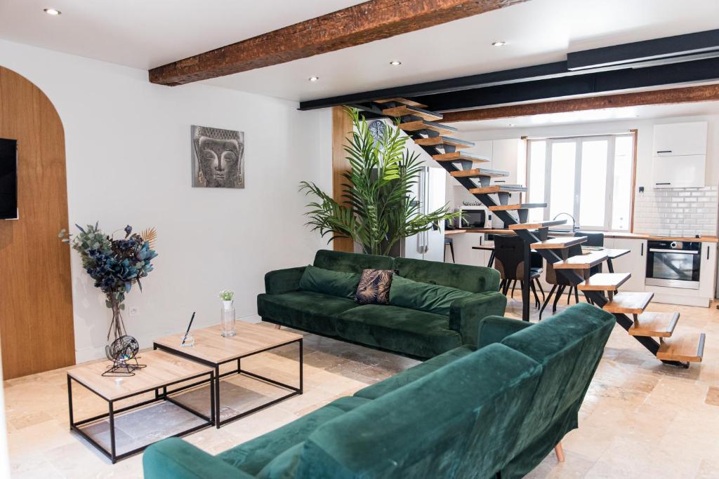 un salon avec un canapé vert et une table dans l'établissement **Auberge de l'Aude**, à Carcassonne