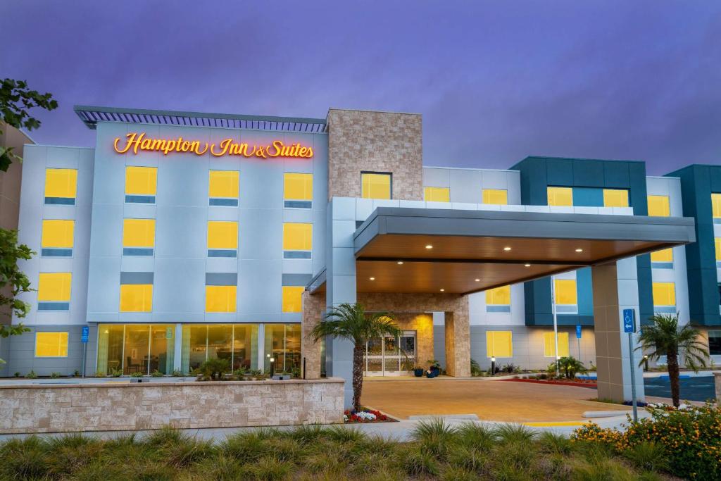 eine Darstellung der Vorderseite eines Hotels in der Unterkunft Hampton Inn & Suites Imperial Beach San Diego, Ca in Imperial Beach