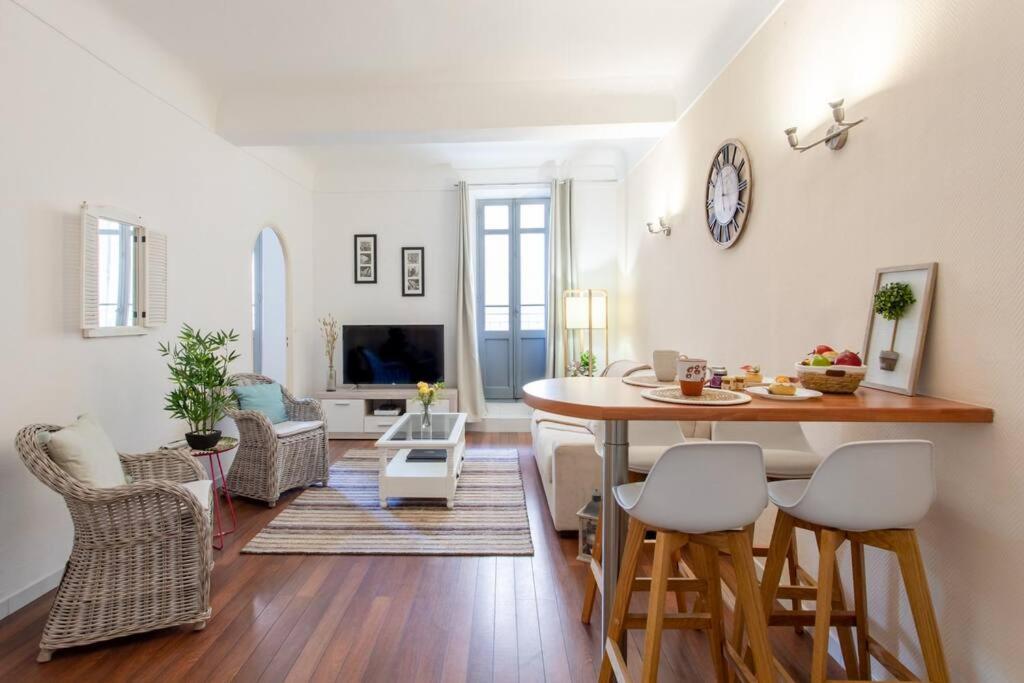 une cuisine et un salon avec une table et des chaises dans l'établissement C17 2P Port Palais & Croisette 8mins walk balcony, à Cannes