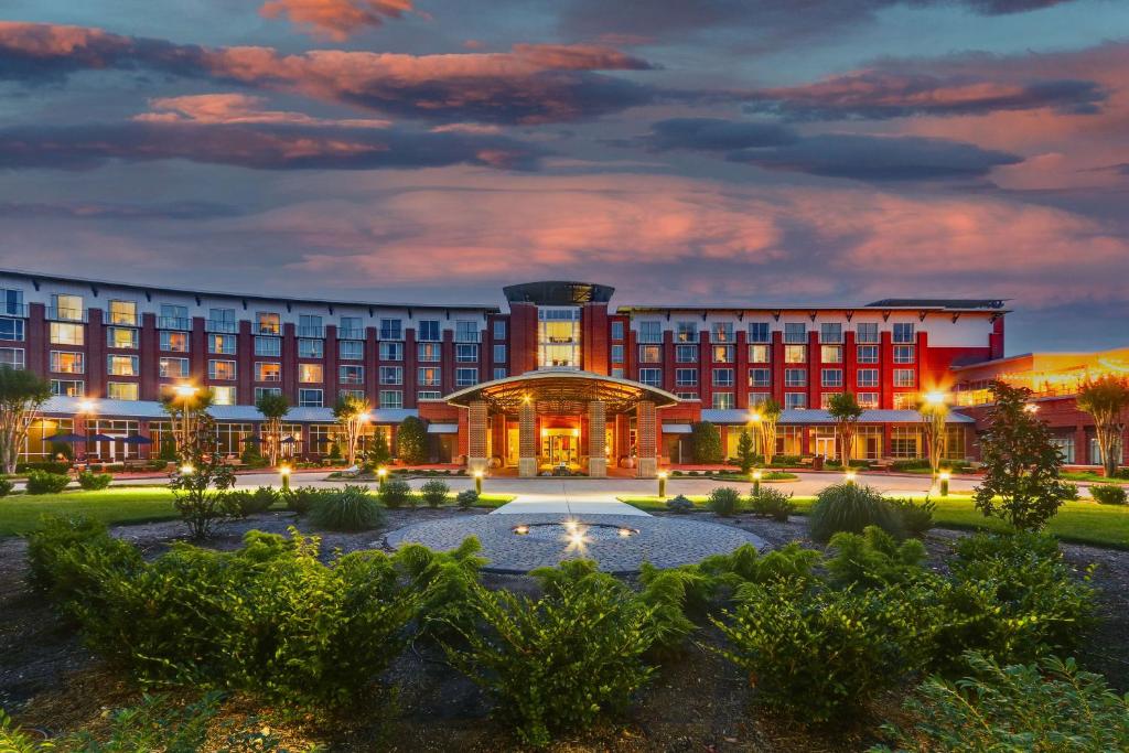 a hotel with a courtyard and a building at The Chattanoogan Hotel, Curio Collection By Hilton in Chattanooga