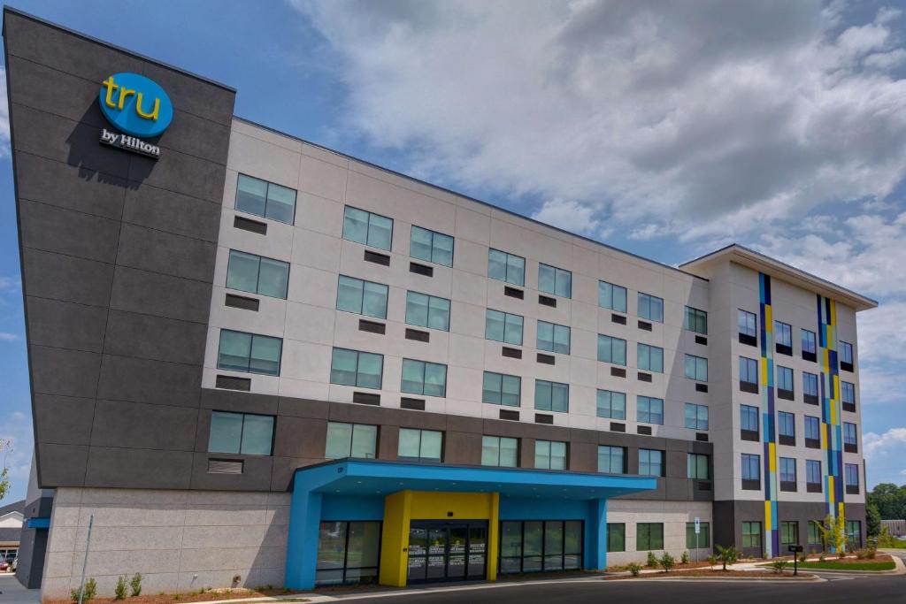 an office building with a ups sign on it at Tru By Hilton Fort Mill, Sc in Fort Mill