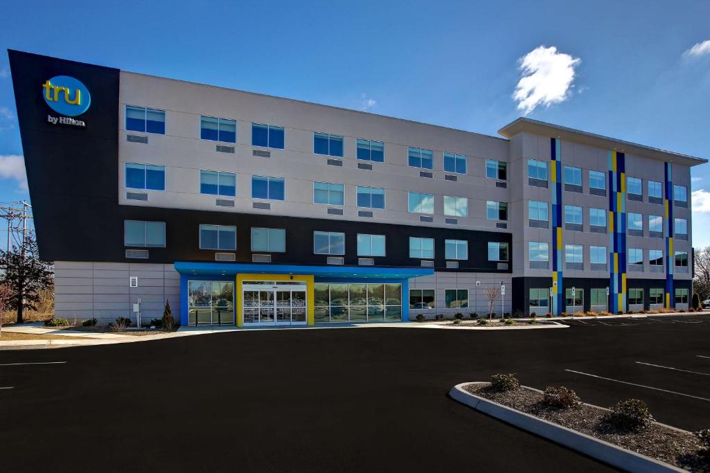 an office building with a sign on the front of it at Tru By Hilton Alcoa Knoxville Airport, Tn in Alcoa