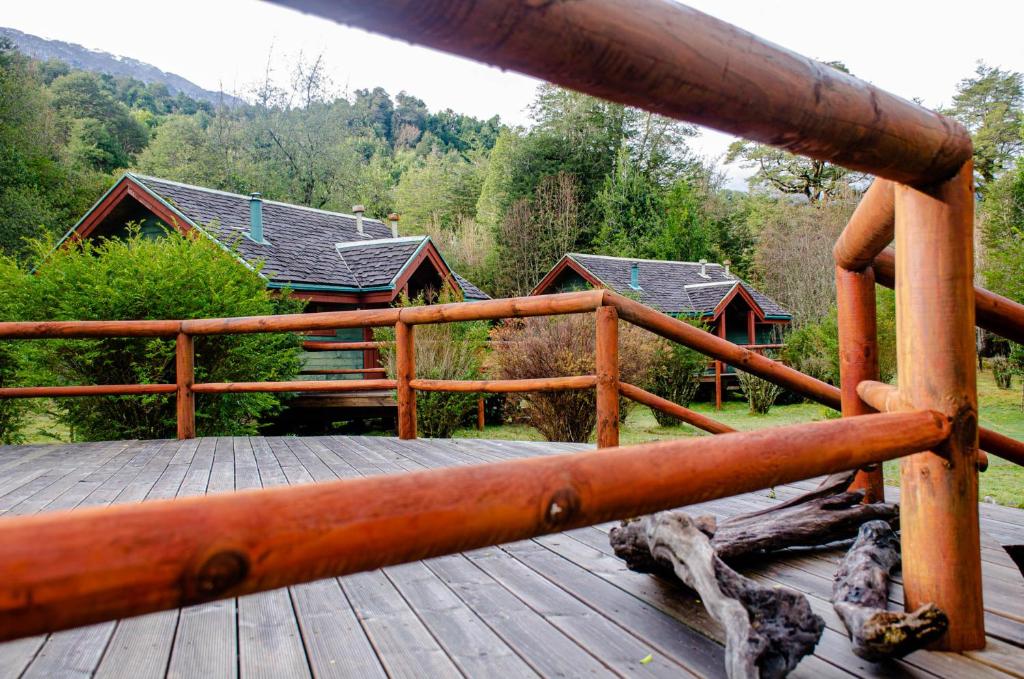 Cette cabine offre une vue sur une terrasse en bois. dans l'établissement Paso de los Troperos, à La Junta