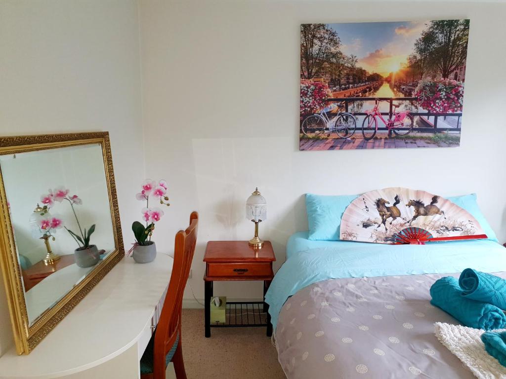 a bedroom with a bed and a mirror and a desk at A Daylesford 2br ABELIA Cottage walk 2 town sleep 5 in Daylesford