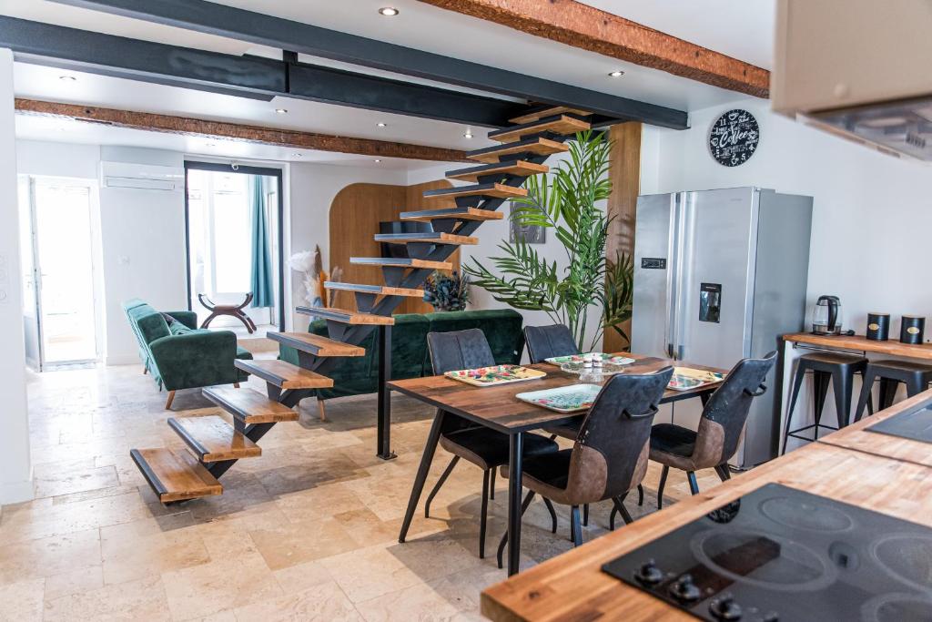 - un salon avec une table et un escalier en colimaçon dans l'établissement **Auberge de l'Aude**, à Carcassonne