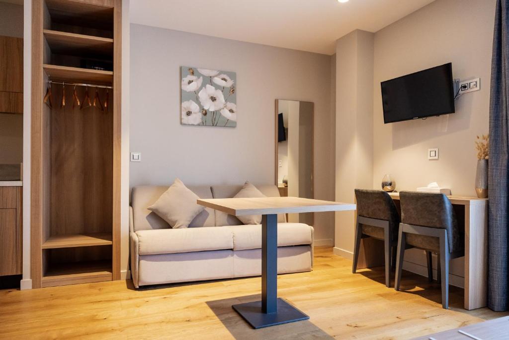 TV a/nebo společenská místnost v ubytování Hôtel Le Bastia