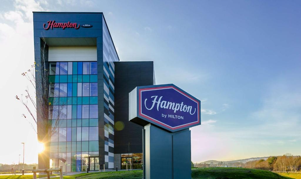 布莱克本Hampton By Hilton Blackburn的大楼前的药房标志
