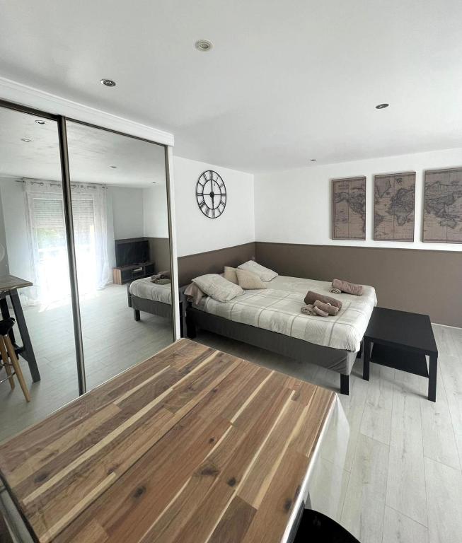 une chambre avec un lit et un miroir dans l'établissement L ESCALE entre DISNEY et PARIS, à Villiers-sur-Marne