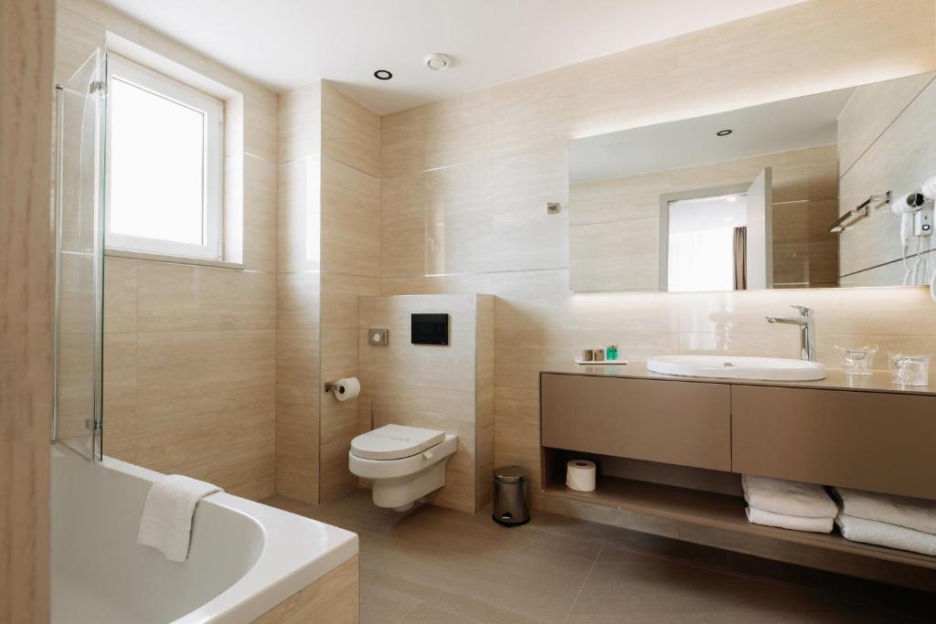 
Deluxe Double Room with Balcony and Partial Sea View
