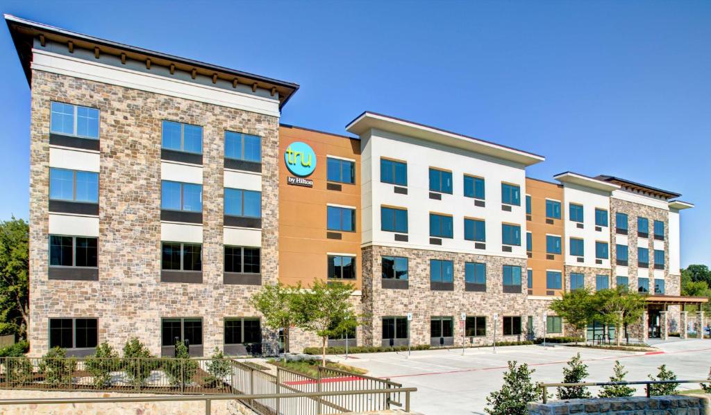 un revestimiento del exterior de un edificio en Tru By Hilton Rockwall Dallas, Tx en Rockwall