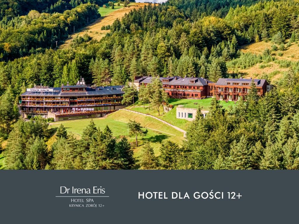 un grand hôtel au milieu d'une montagne dans l'établissement Hotel SPA Dr Irena Eris Krynica Zdrój, à Krynica-Zdrój