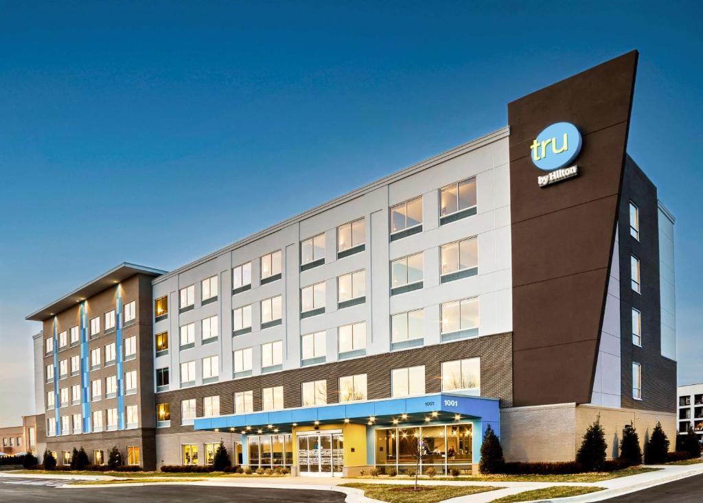 een hotel met een bord aan de zijkant van een gebouw bij Tru By Hilton Franklin Cool Springs Nashville, Tn in Franklin