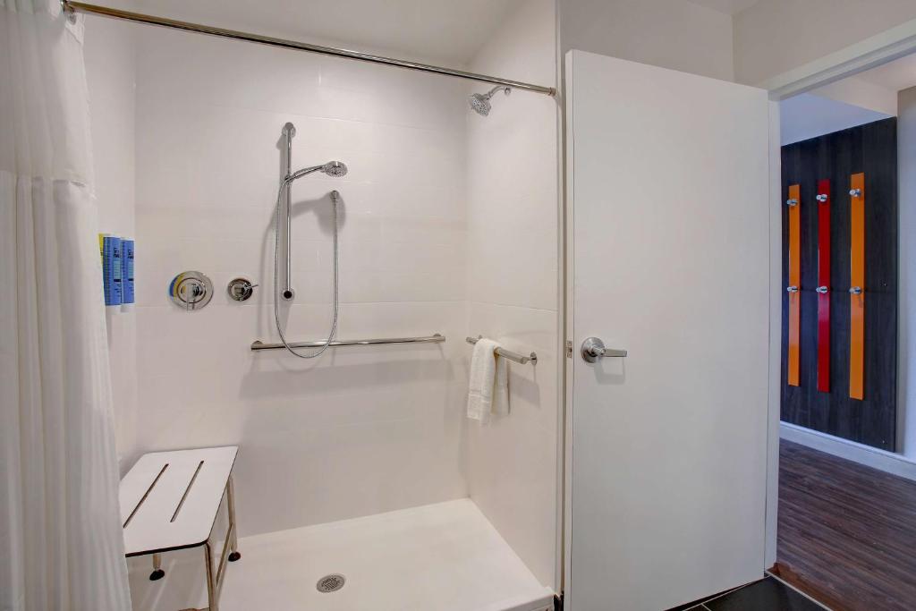 Tru By Hilton Monroe, Oh - King Room Met Roll -in Douche - Mobiliteitstoegang