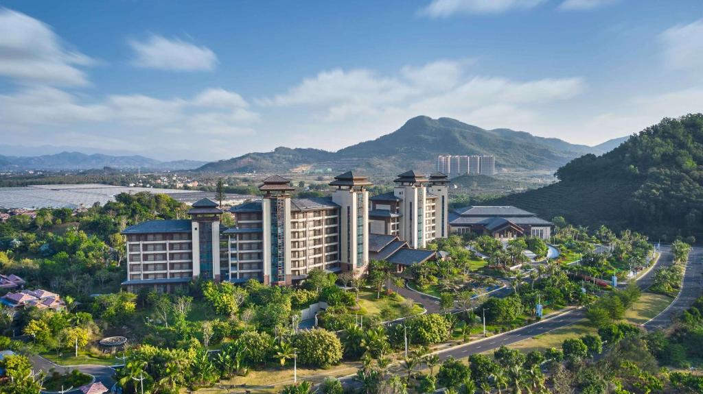 een luchtzicht op een resort met bergen op de achtergrond bij Doubletree By Hilton Lingshui Hot Spring in Lingshui
