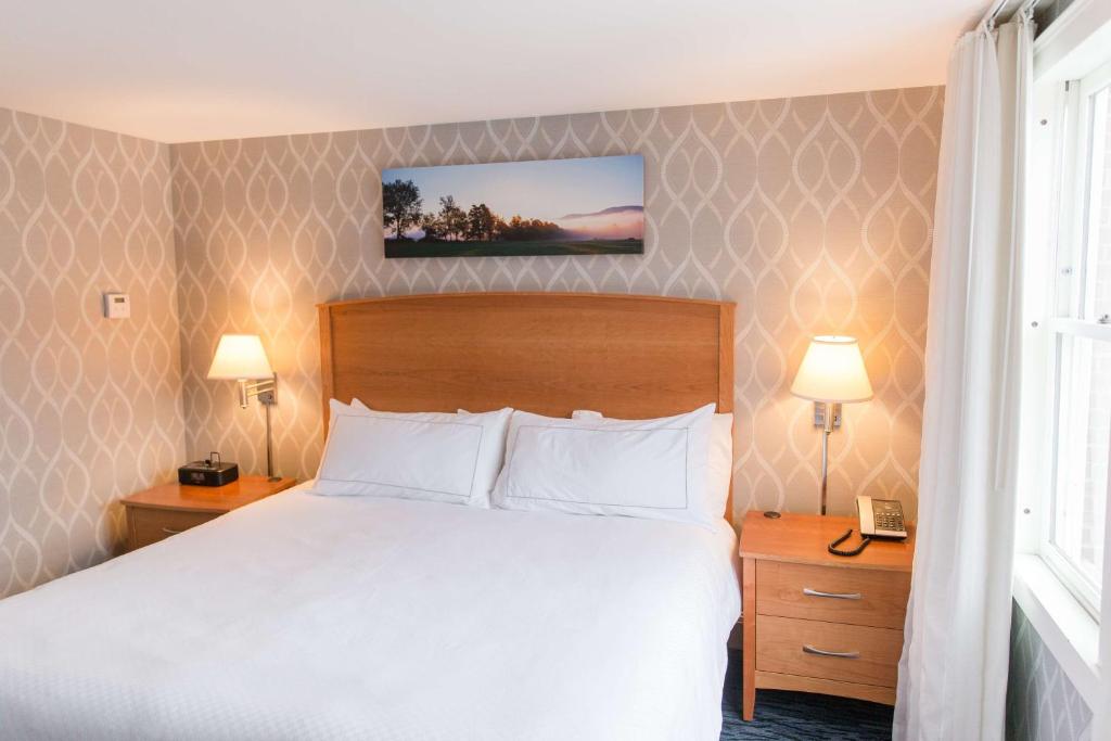 Capitol Plaza Hotel Montpelier Tapestry Collection by Hilton - One-Bedroom King Suite