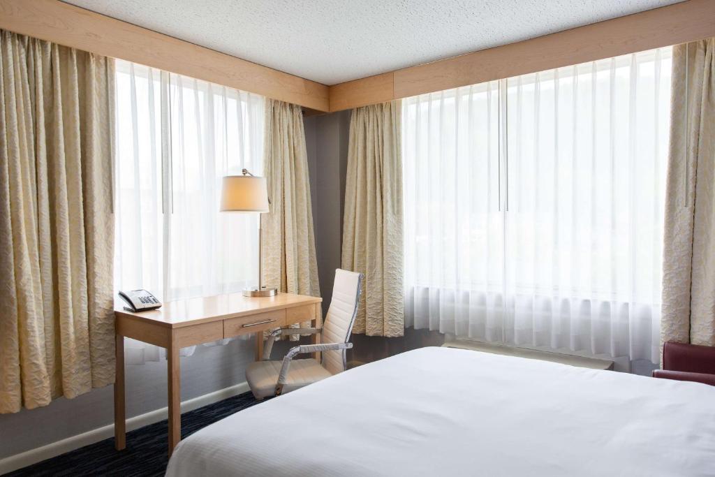 Capitol Plaza Hotel Montpelier Tapestry Collection by Hilton - Corner Queen Room With Two Queen Beds And View