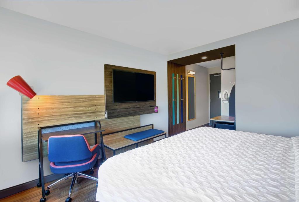 Tru By Hilton Stoughton photo