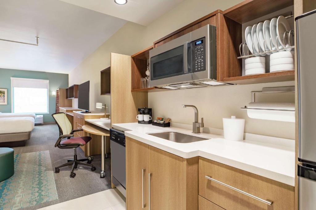 Kuchyň nebo kuchyňský kout v ubytování Home2 Suites By Hilton Ogden