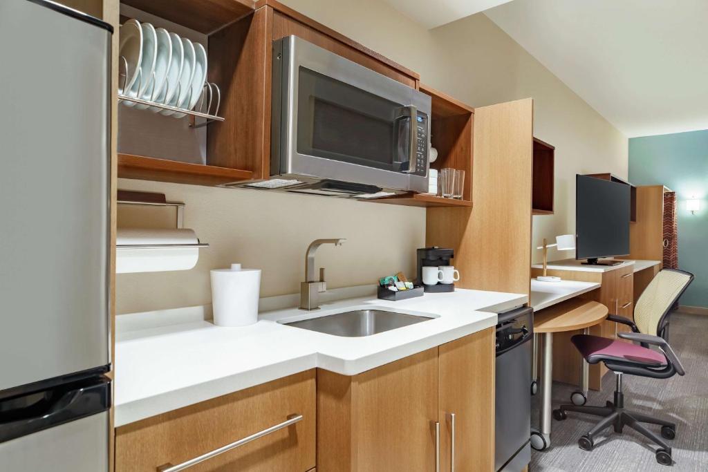 Kuchyň nebo kuchyňský kout v ubytování Home2 Suites By Hilton Ogden
