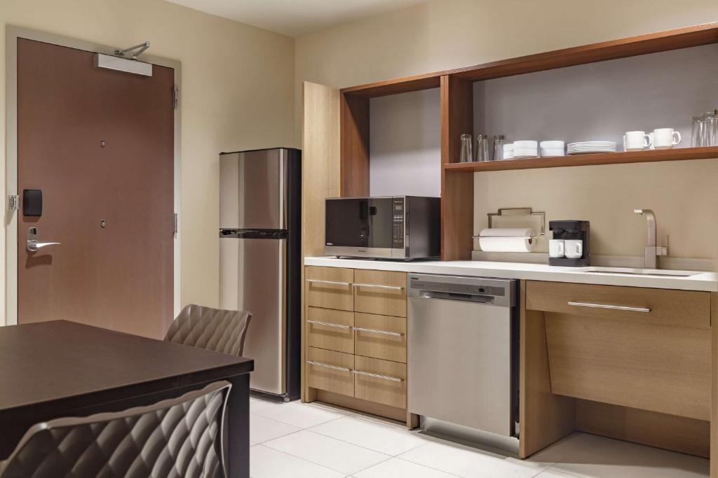 Kuchyň nebo kuchyňský kout v ubytování Home2 Suites By Hilton Ogden