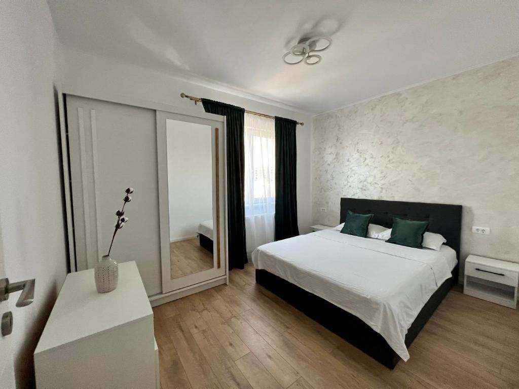 Un pat sau paturi într-o cameră la Central Riverfront Apartment