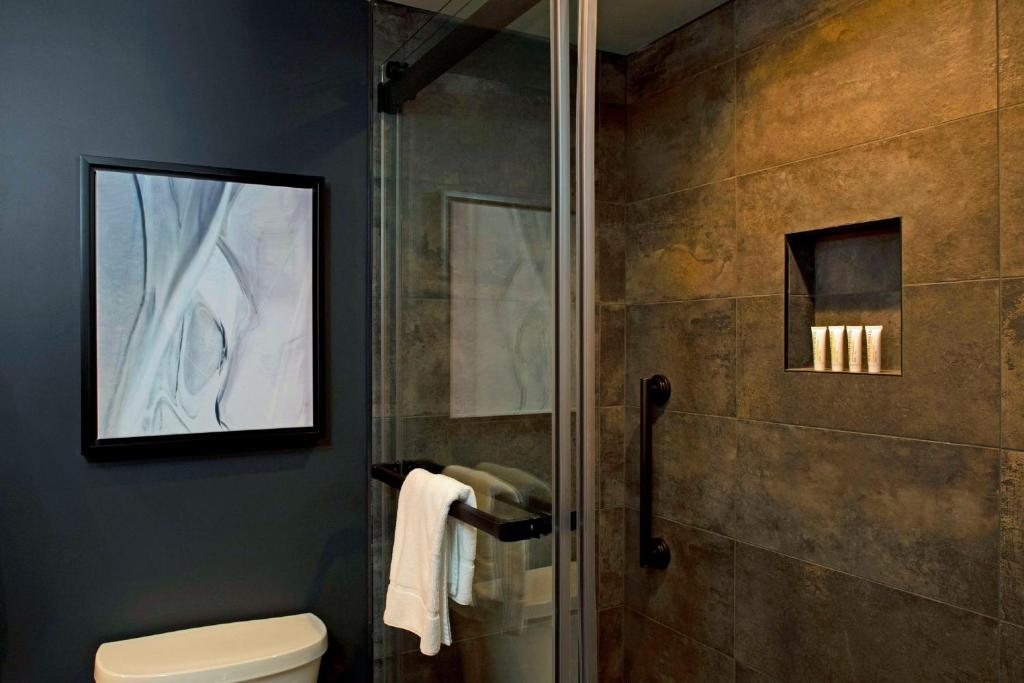 The Lloyd Stamford, Tapestry Collection by Hilton - Downtown Standard King Room