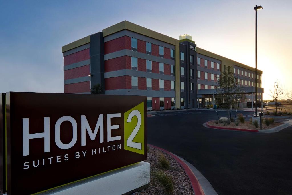 敖德薩的住宿－Home2 Suites By Hilton Odessa，希尔顿标志的家庭套房,位于大楼前