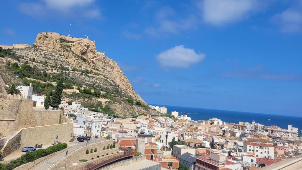 een uitzicht op een stad met een berg bij Corazón de Alicante con vistas al mar y al castillo in Alicante