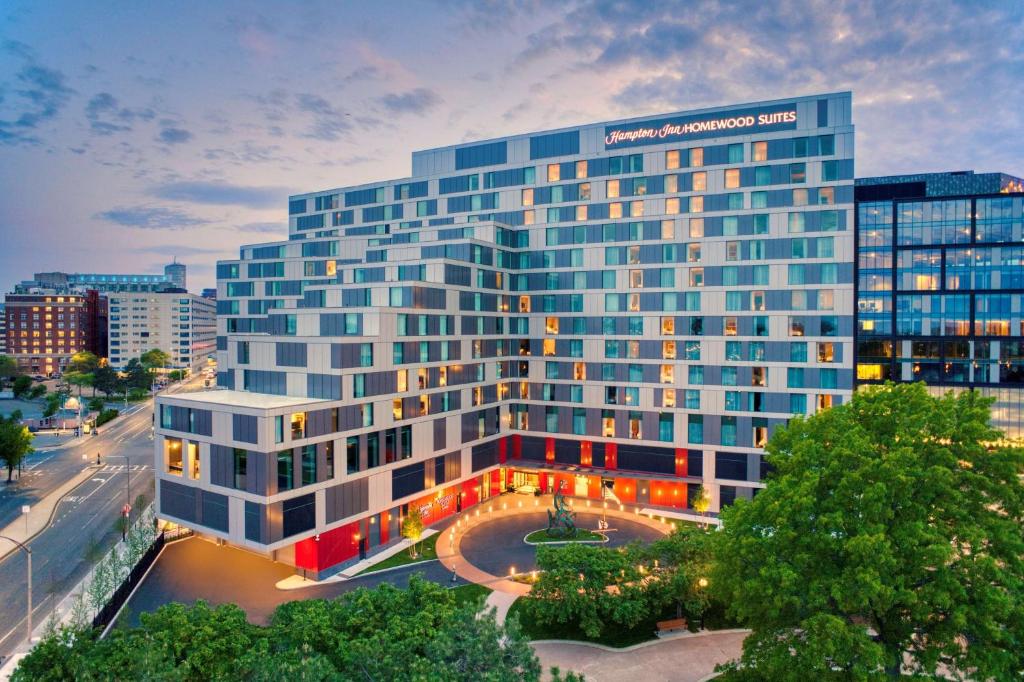 ボストンにあるHomewood Suites by Hilton Boston Seaport Districtの都内建築物の表現