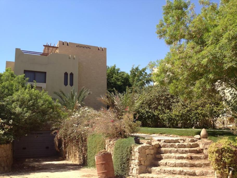 une maison avec un escalier en pierre en face d'une cour dans l'établissement Palm Beach Compound Villa, à Ain Sokhna