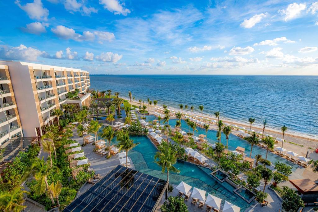 una vista aérea del hotel y de la playa en Waldorf Astoria Cancun en Cancún