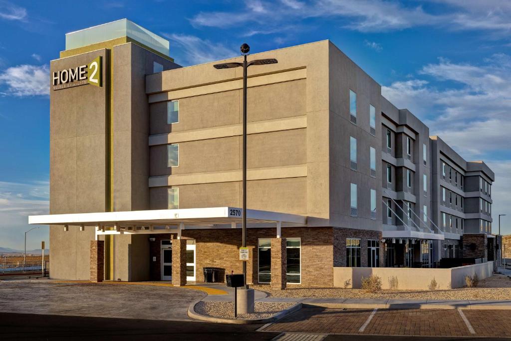 巴斯托Home2 Suites By Hilton Barstow, Ca的一座前面有招牌的大楼