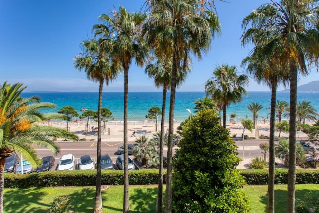 - une vue sur la plage depuis le complexe dans l'établissement C4 - 1 BDR Facing Sea & Beach - Parking, Tennis & Wifi, à Cannes