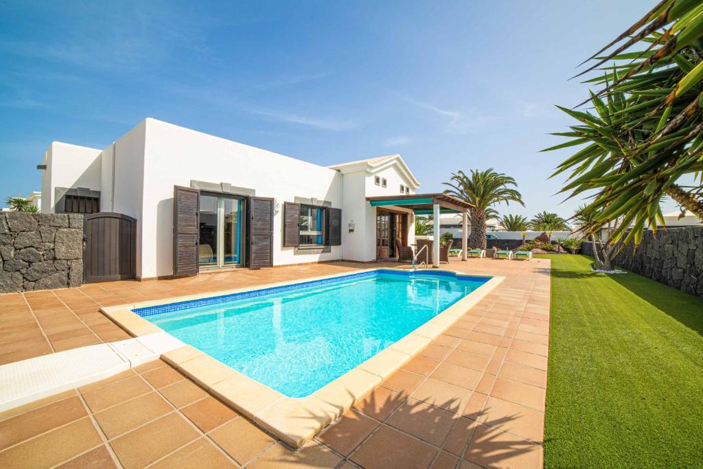 Villa con piscina frente a una casa en Casa Jenny, en Playa Blanca